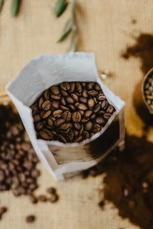 Der Blick in eine Aromatüte gibt die Sicht auf frisch geröstete Kaffeebohnen frei.